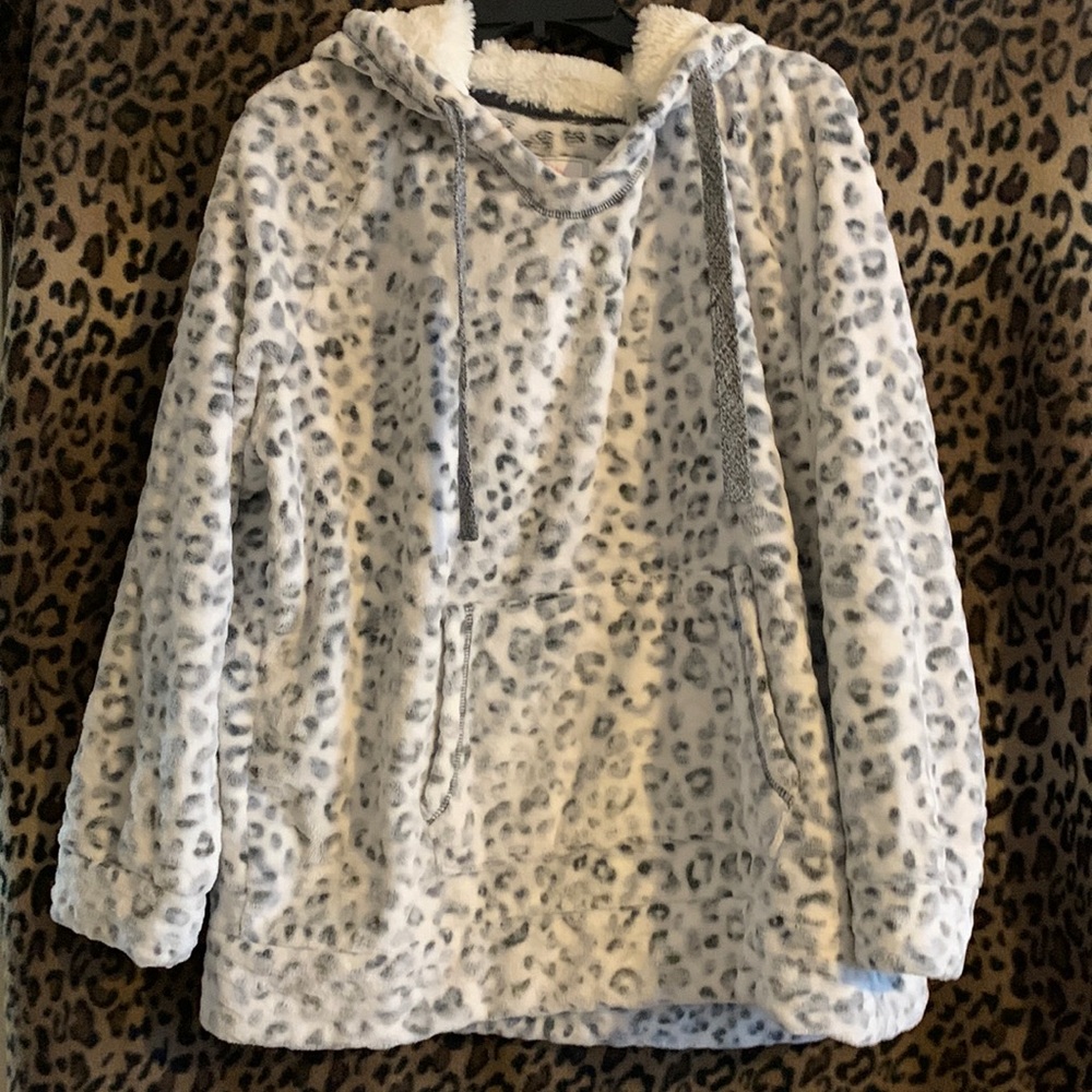 Cozy plush pullover with drawstrings and hoodie in grey and white
